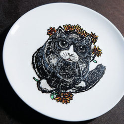 療癒陶瓷手繪盤 - 花店貓老闆(18cm) 第2張的照片