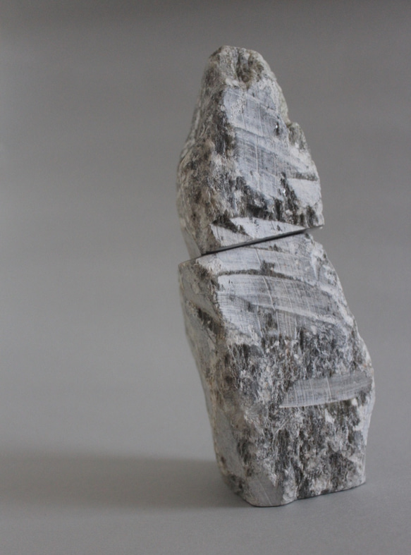山断層天然石荒削り手彫りノミ 2枚目の画像