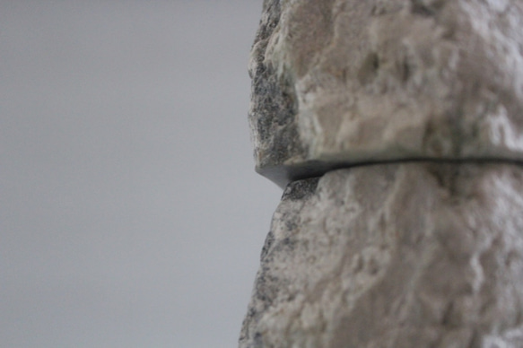山體斷層－天然石 原石切割 手工雕鑿 花器 第7張的照片
