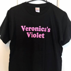 サイズＭ（レディースＬサイズ相当）Veronica's Violet Tシャツ　ピンク文字　 1枚目の画像