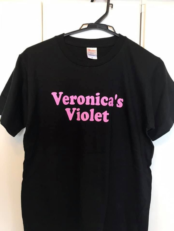 サイズＭ（レディースＬサイズ相当）Veronica's Violet Tシャツ　ピンク文字　 1枚目の画像