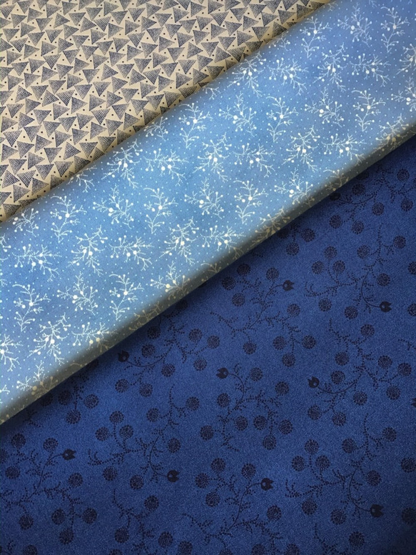 modafabrics ◇ MACKINAC ISLAND ◇ 小さな丸い実の植物柄プリントの生地 ◇藍色 5枚目の画像
