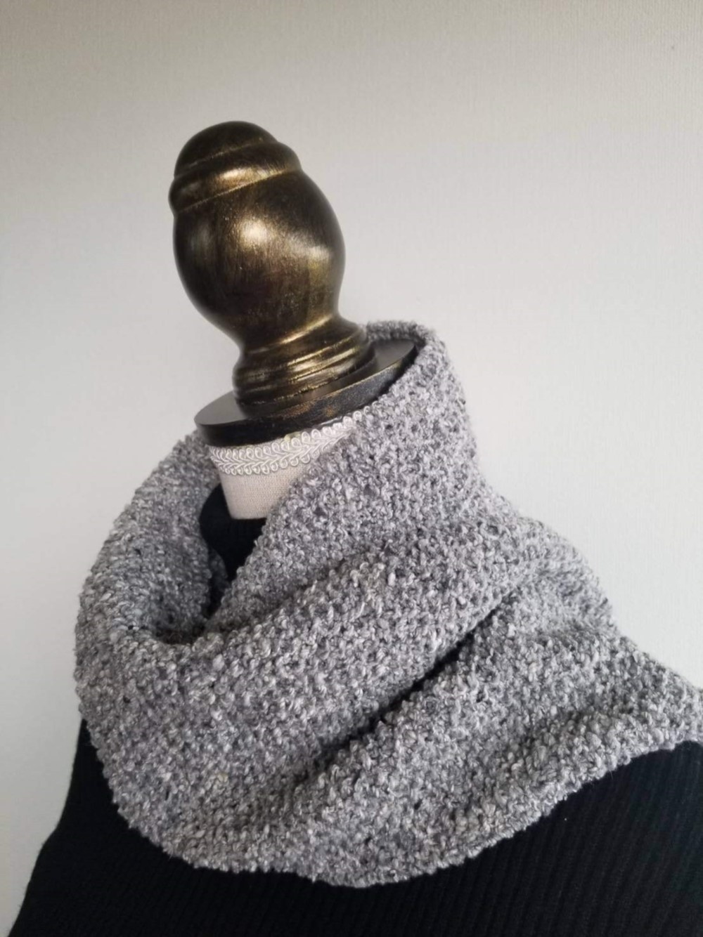 Y9M【クリスマスギフト】上質なイタリア製シルク混ネップヤーン/軽やかライトグレーのコンパクトマフラー【送料無料】