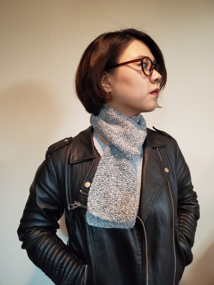 Y9M【クリスマスギフト】上質なイタリア製シルク混ネップヤーン/軽やかライトグレーのコンパクトマフラー【送料無料】