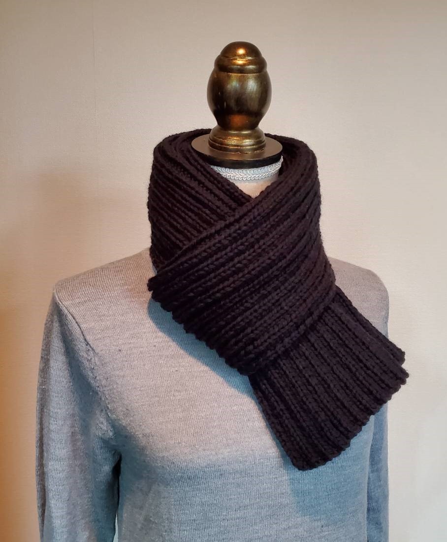 E103M【クリスマスギフト】ブラックがおしゃれ。立体感のあるリブ編みマフラー/ピュアメリノウール100％【送料無料】