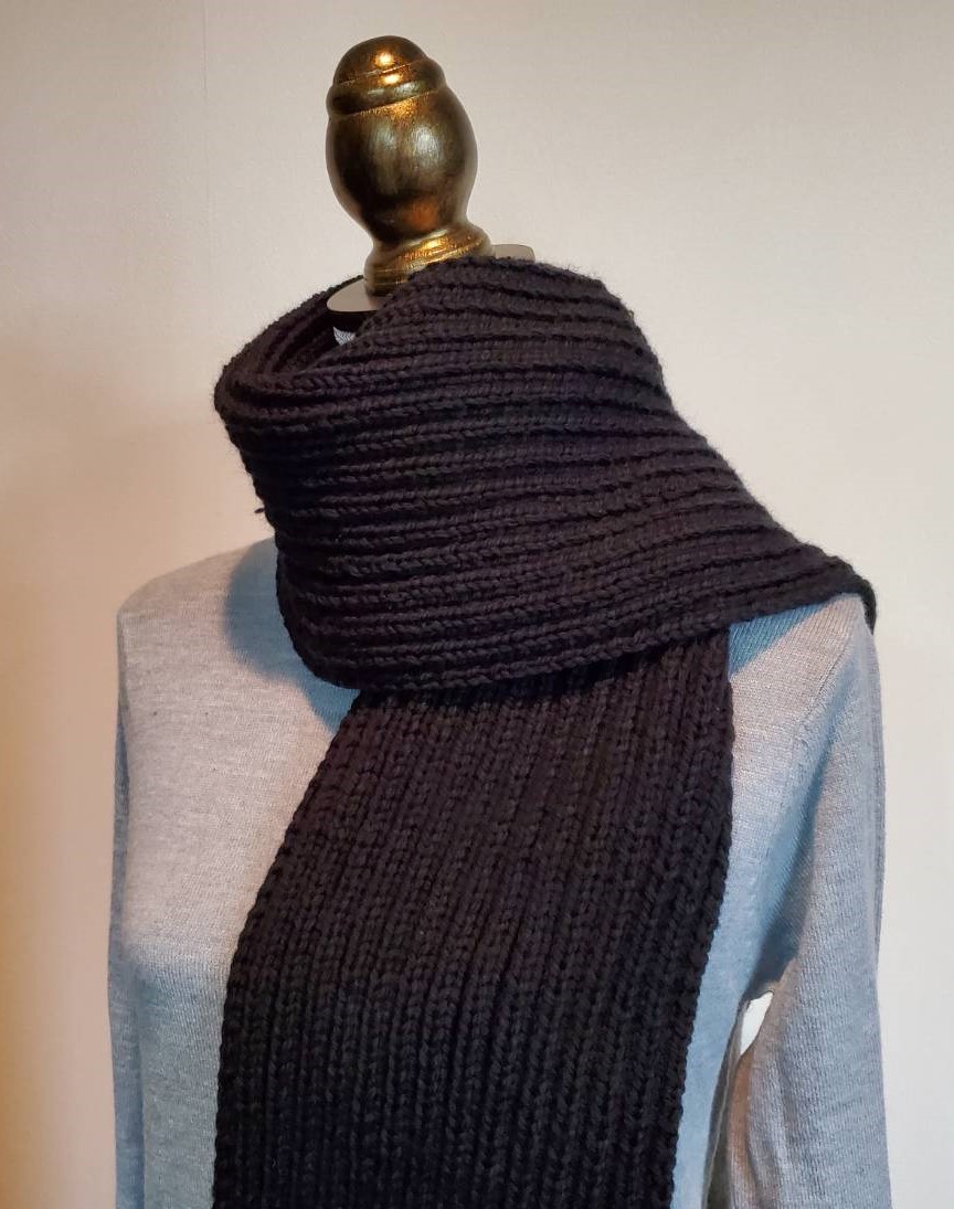 E103M【クリスマスギフト】ブラックがおしゃれ。立体感のあるリブ編みマフラー/ピュアメリノウール100％【送料無料】