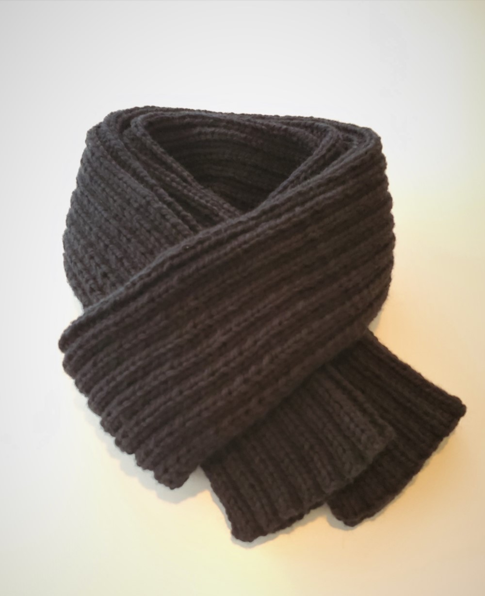 E103M【クリスマスギフト】ブラックがおしゃれ。立体感のあるリブ編みマフラー/ピュアメリノウール100％【送料無料】