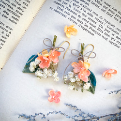 【1247】ハンドメイド 緑色 花とリボンのピアス 花束 金木犀とアンティークかすみ草のリボンブーケピアス/イヤリング