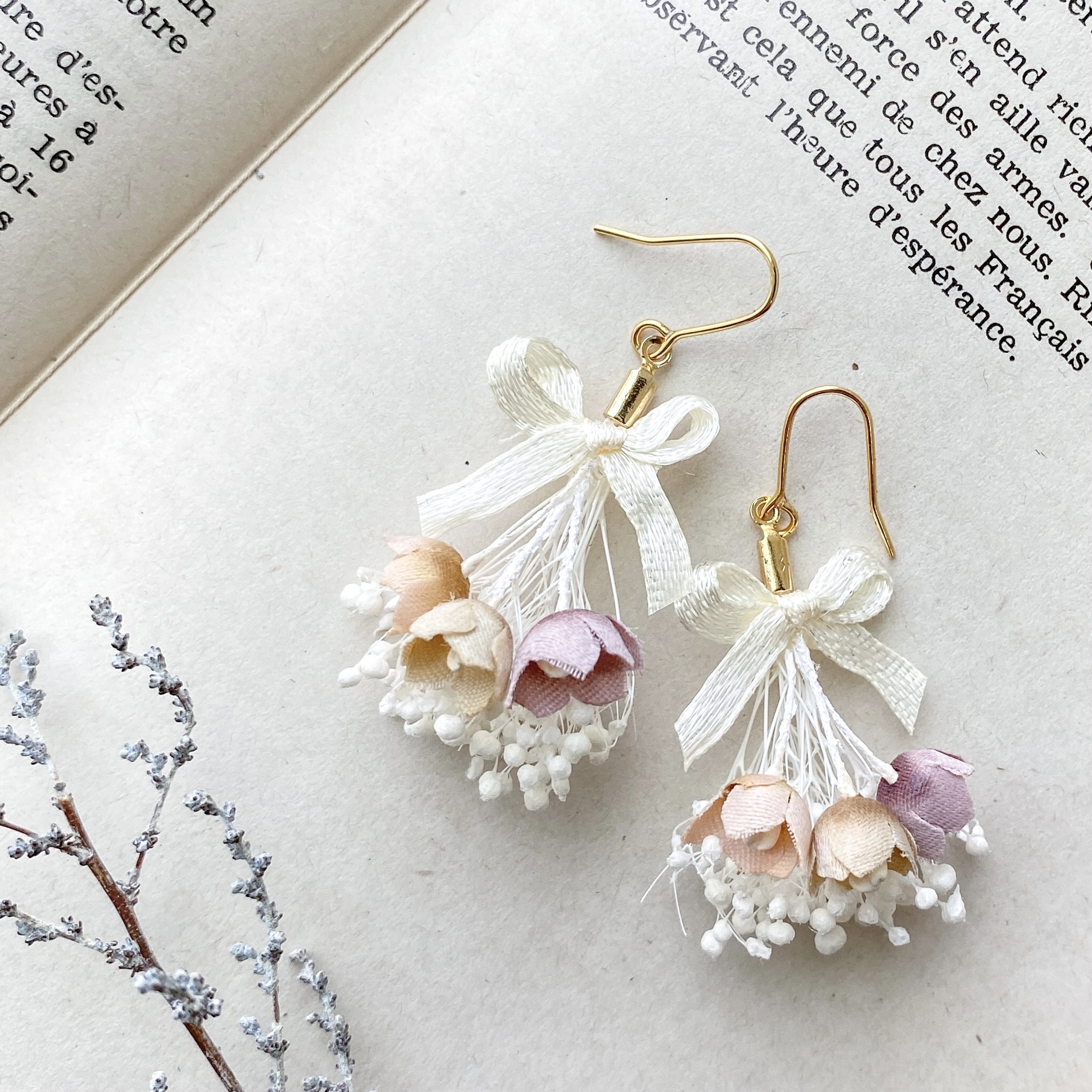 すずらんとかすみ草のリボンブーケピアス/イヤリング ピンク×ホワイト  