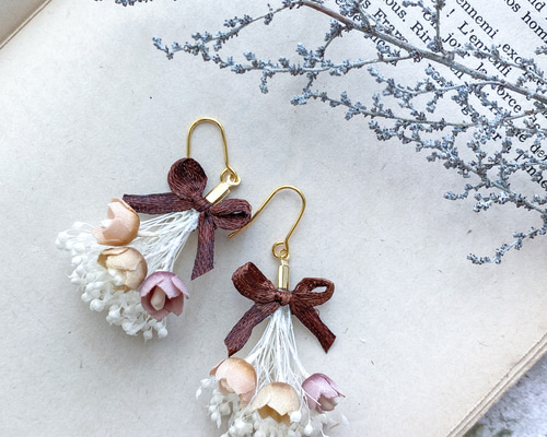 すずらんとかすみ草のリボンブーケピアス/イヤリング ピンク×ブラウン