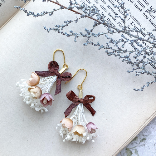 すずらんとかすみ草のリボンブーケピアス/イヤリング ピンク×ブラウン 