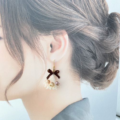 すずらんとかすみ草のリボンブーケピアス/イヤリング ピンク×ブラウン
