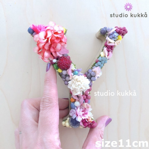 送料無料 直径11cm クリアケース入 フラワーアルファベットオブジェ