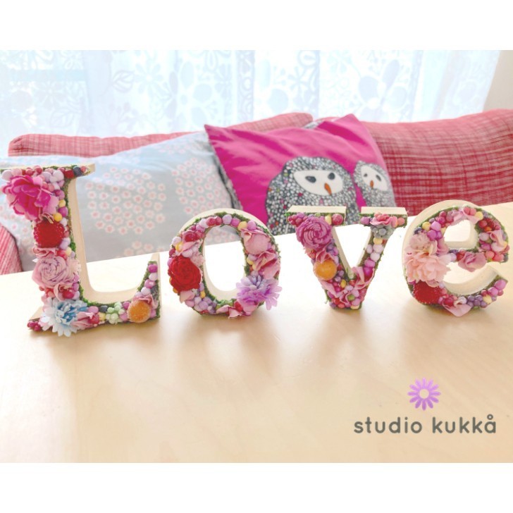 送料無料 大文字 数字 直径9cm 小文字6cm 4文字 セット アルファベットオブジェ イニシャル ピンク グリーン