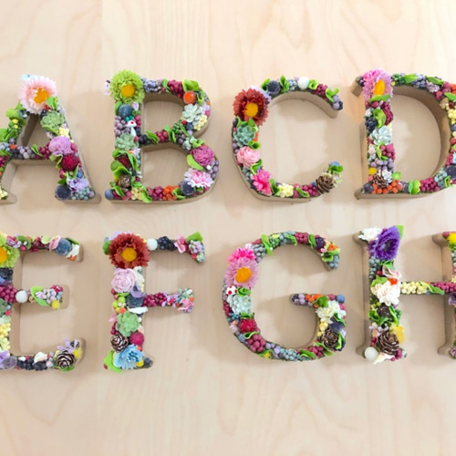送料無料 直径11cm アルファベットオブジェ イニシャル カラフル