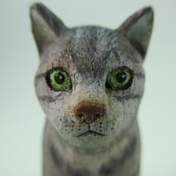木彫りのキジトラ猫　しっぽ巻きすわり 2枚目の画像