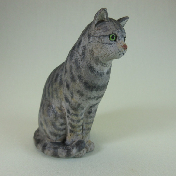 木彫りのキジトラ猫　しっぽ巻きすわり 5枚目の画像