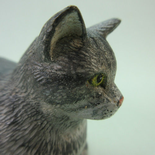 木彫りのサバトラ猫 香箱座り その他置物 村山木彫工房 通販