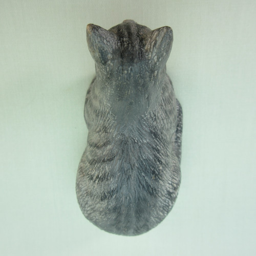 木彫りのサバトラ猫 香箱座り その他置物 村山木彫工房 通販