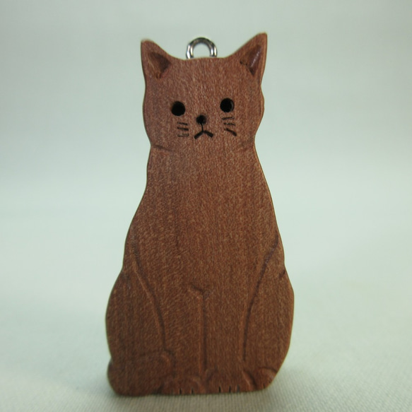木彫りの猫のキーホルダー（しっぽ巻き座り） 1枚目の画像