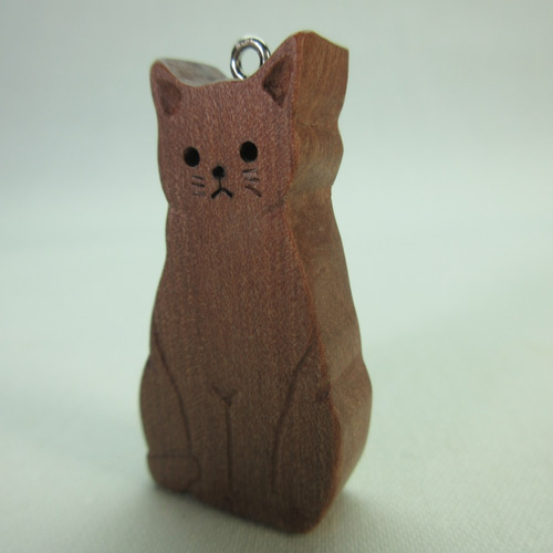 木彫りの猫のキーホルダー（しっぽ巻き座り） その他雑貨 村山木彫工房