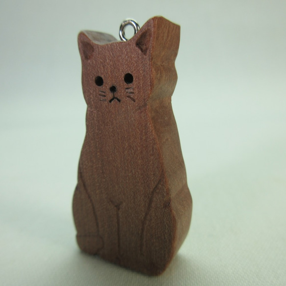 木彫りの猫のキーホルダー（しっぽ巻き座り） 2枚目の画像