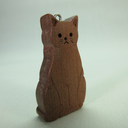 木彫りの猫のキーホルダー（しっぽ巻き座り） 3枚目の画像