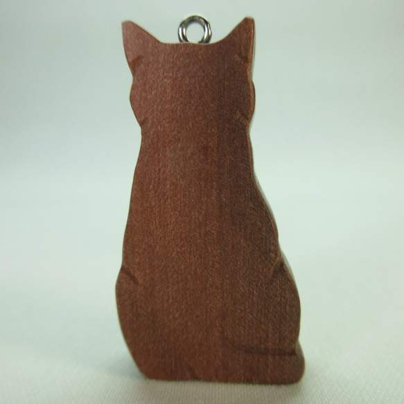 木彫りの猫のキーホルダー（しっぽ巻き座り） 4枚目の画像