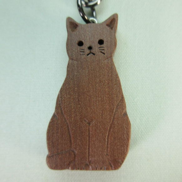 木彫りの猫のキーホルダー（しっぽ巻き座り） 8枚目の画像