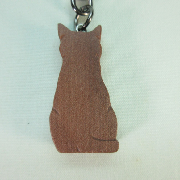 木彫りの猫のキーホルダー（しっぽ巻き座り） 9枚目の画像