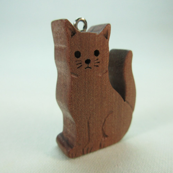 木彫りの猫のキーホルダー 2枚目の画像