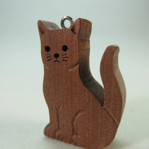 木彫りの猫のキーホルダー 3枚目の画像