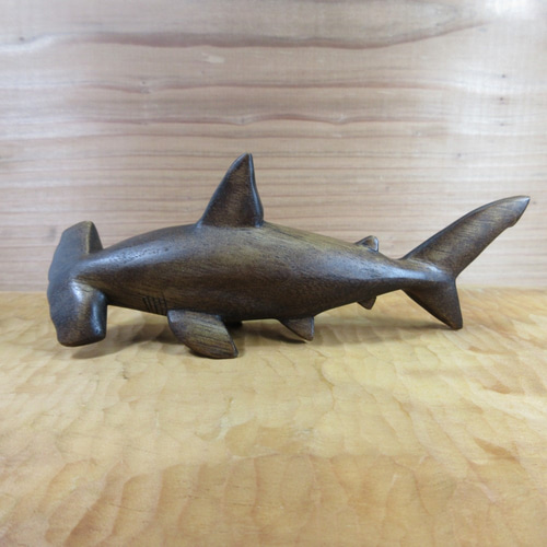 ハンマーヘッドシャーク（シュモクザメ）の木彫ペーパーウェイト（文鎮
