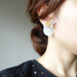 floret earring　淡いグレー×ゴールド ×ホワイトシェル 1枚目の画像