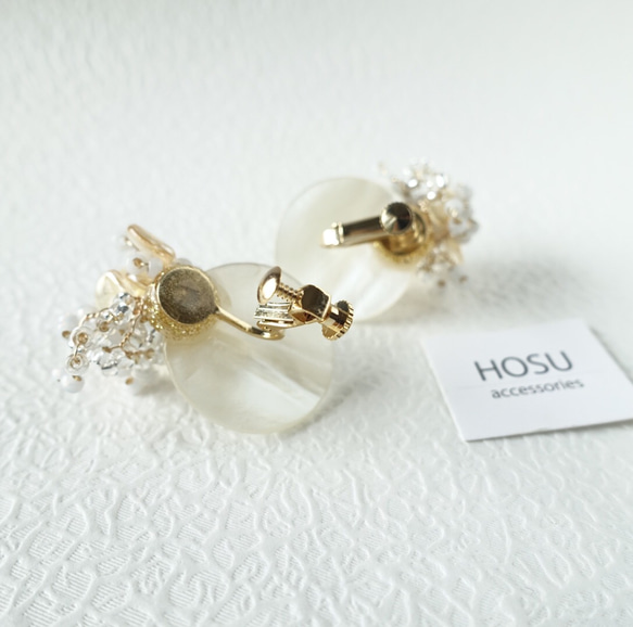 floret earring　淡いグレー×ゴールド ×ホワイトシェル 4枚目の画像