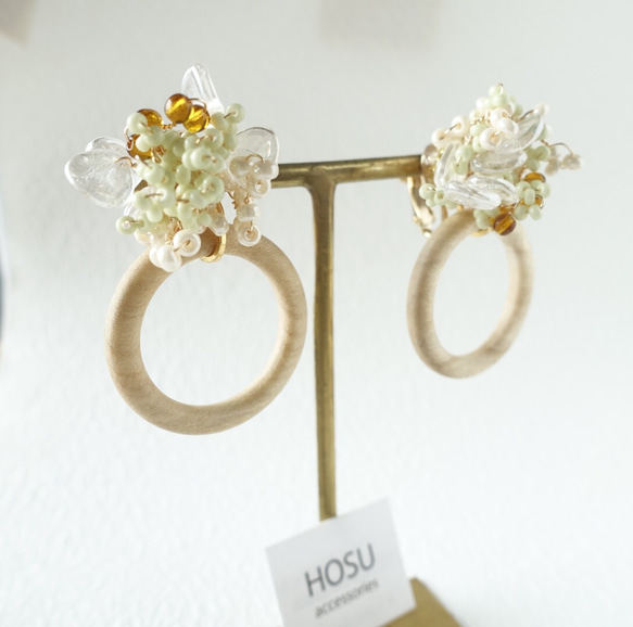 floret earring 淡ライトグリーン×ウッドパーツ 1枚目の画像