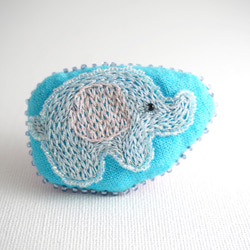 | little elephant | 手工刺繡 大象 別針/胸針 第1張的照片