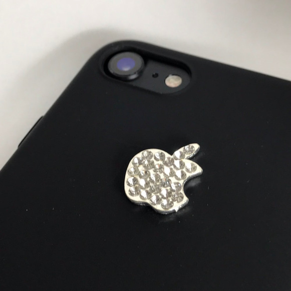 ブラックソフトケースにキラキラスワロフスキーのリンゴ iPhoneケース 3枚目の画像