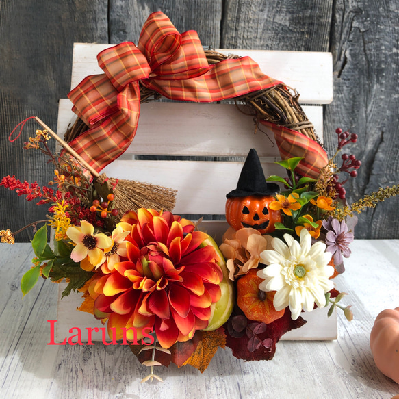 ハロウィンリース　かぼちゃゴーストと大きめダリアのオータムリース　オレンジパンプキンと秋の花のリース　28㎝直径　 3枚目の画像