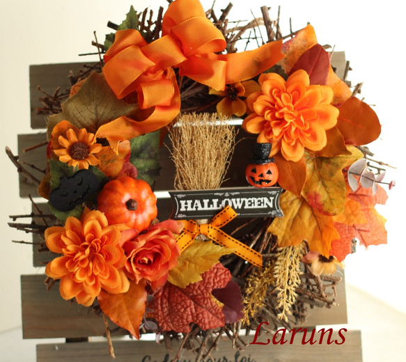 ハロウィンリース オレンジパンプキンとホウキと秋のかえでや花たちの
