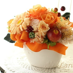 オレンジローズとガーベラのアレンジ　プリザーブドフラワーギフトアレンジ　リンゴや秋の木の実を添えて　 3枚目の画像
