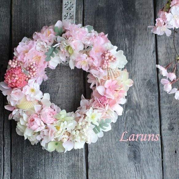 春爛漫の桜色のリース　ミニバラとシェルを添えて　24㎝直径 2枚目の画像