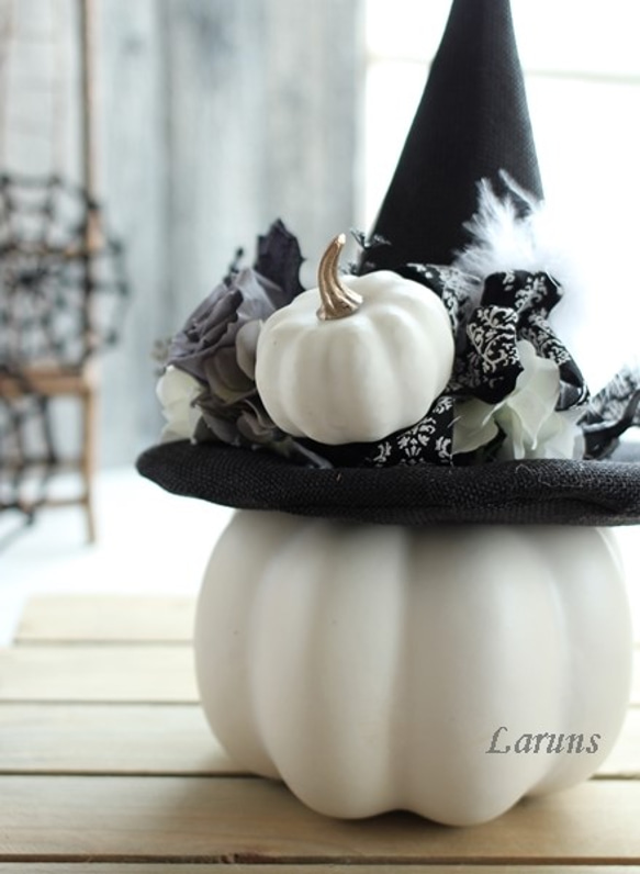 ハロウィンインテリア　白いかぼちゃのオブジェ　別ページブラックハットと一緒に飾ると素敵です。 4枚目の画像
