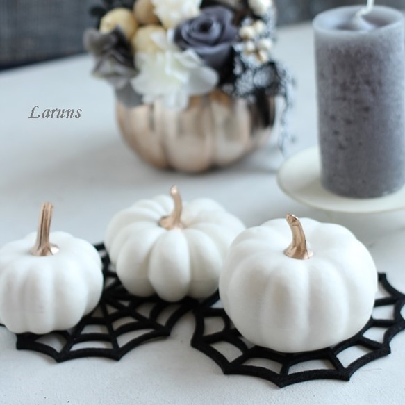 白いかぼちゃのオブジェ　3個セット　6~8㎝直径　アレンジやブラックハットと飾ると素敵です。 4枚目の画像