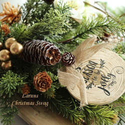 クリスマススワッグ　ナチュラル系切株のホリデータグ付き　木の実のスワッグ　クリスマスローズを添えて 4枚目の画像