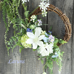 サマーリース　　清楚な白クレマチスとブルー系のお花をあしらった夏のリース　グリーンリース　30㎝直径タテ50㎝玄関リース 1枚目の画像