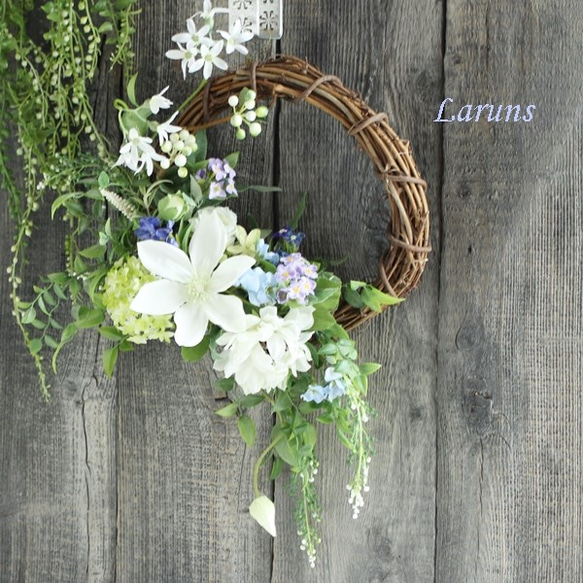 サマーリース　　清楚な白クレマチスとブルー系のお花をあしらった夏のリース　グリーンリース　30㎝直径タテ50㎝玄関リース 2枚目の画像