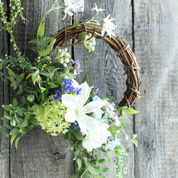 サマーリース　　清楚な白クレマチスとブルー系のお花をあしらった夏のリース　グリーンリース　30㎝直径タテ50㎝玄関リース 3枚目の画像