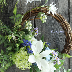 サマーリース　　清楚な白クレマチスとブルー系のお花をあしらった夏のリース　グリーンリース　30㎝直径タテ50㎝玄関リース 4枚目の画像
