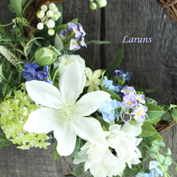 サマーリース　　清楚な白クレマチスとブルー系のお花をあしらった夏のリース　グリーンリース　30㎝直径タテ50㎝玄関リース 6枚目の画像